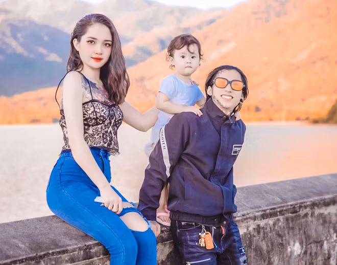 Sở hữu gương mặt xinh đẹp như nàng thơ, cơ thể đầy hình xăm hầm hố, đặc biệt là mảng xăm lớn trước ngực, Rcom H’Linh khiến nhiều người tò mò.