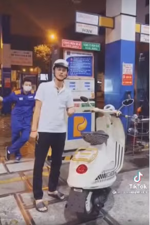 Nội dung của clip do Công Khanh đăng tải không chỉ tạo nên sự chú ý bằng việc chiếc xe máy siêu hot này lăn bánh trên đường mà còn bởi giá đổ xăng của nó.