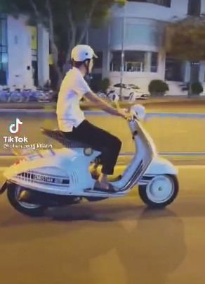 Những ngày qua những thông tin liên quan đến chiếc xe máy có tên Vespa 946 Christian Dior thu hút sự chú ý của netizen. Lần lượt những tên tuổi "lắm tiền nhiều của" tại Việt Nam đưa nhau khoe xe có giá tiền lên tới gần 700 triệu đồng như Trang Nemo... hay mới nhất là tay chơi siêu xe Phan Công Khanh.