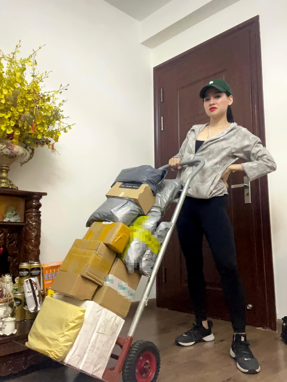 Ở những video review ẩm thực gần nhất như review nhà hàng của Trấn Thành, Trường Giang hay các sản phẩm bánh trung thu..., những nhận xét của Hà Linh đều có cả khen lẫn chê.