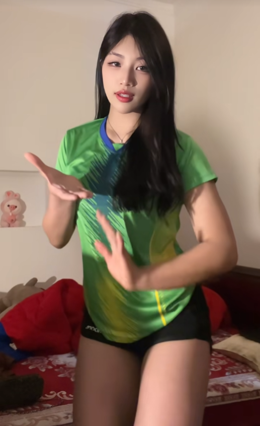 Không chỉ sở hữu một body rắn chắc với đôi chân dài miên man, Anh Thơ còn hết sức xinh đẹp, sở hữu tinh thần “lăn xả” hết mình nên mỗi lần ra trận, hot girl đều nhận được vô vàn sự chú ý.