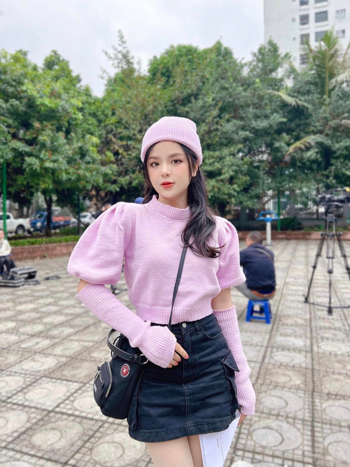 Trong chuyến du lịch tại Phú Quốc, MC VTV diện chiếc váy cut-out độc đáo, được nhiều người dí dỏm ví như “cái bang”.