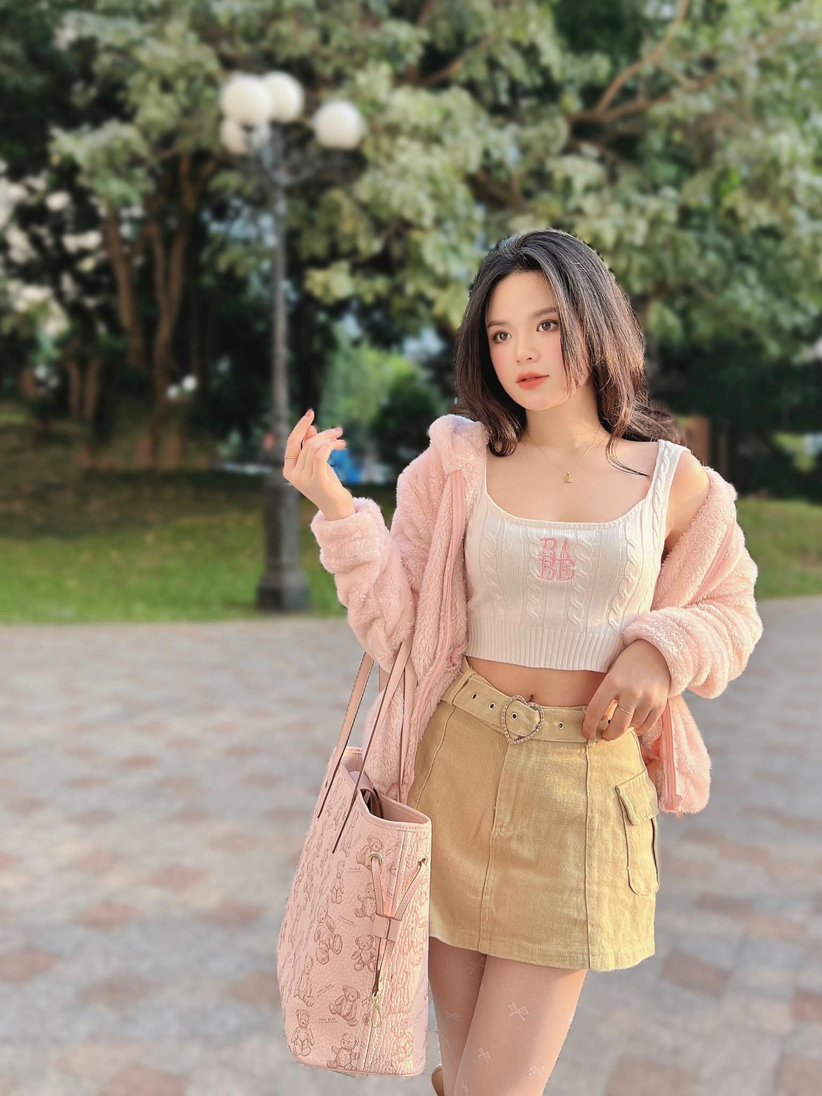 Chiều cao khiêm tốn càng khiến Hà Đan thêm phần đáng yêu. Trái ngược với diện mạo "búng ra sữa" này, gái xinh VTV nổi bật với vóc dáng cân đối.