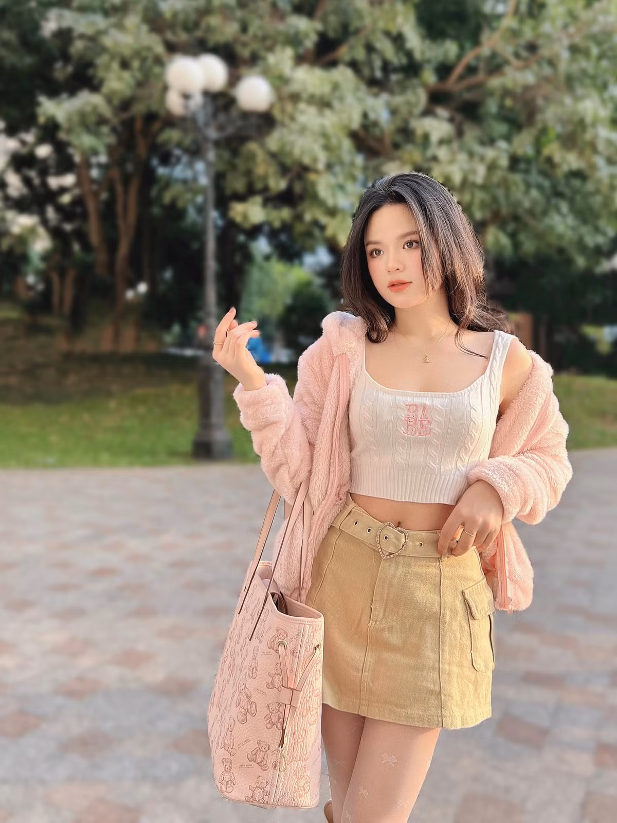 Chiều cao khiêm tốn càng khiến Hà Đan thêm phần đáng yêu. Trái ngược với diện mạo "búng ra sữa" này, gái xinh VTV nổi bật với vóc dáng cân đối.