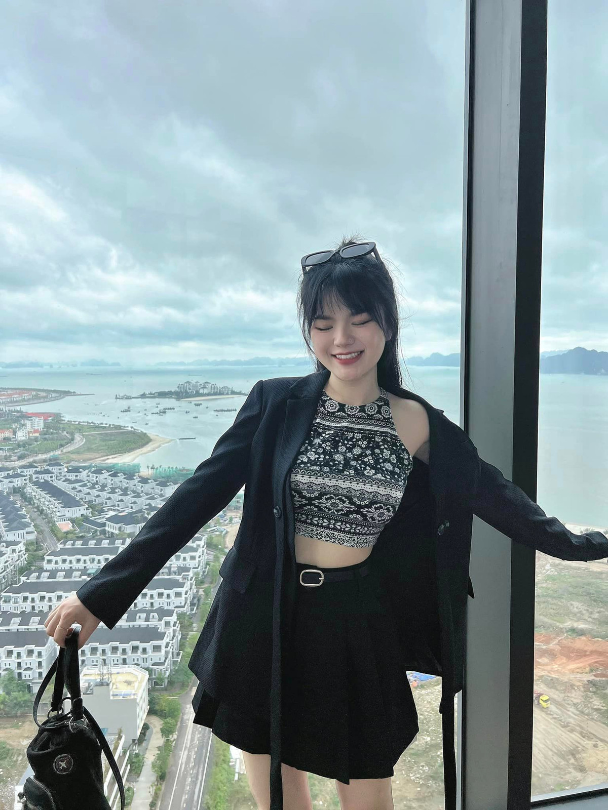 Nữ MC chia sẻ cô luôn cố gắng giữ mức cân cố định, nếu tăng cân sẽ giảm tinh bột, đồ ngọt, bữa tối có thể chỉ ăn hoa quả, ngũ cốc, sữa chua để đưa cơ thể về cân nặng cũ.