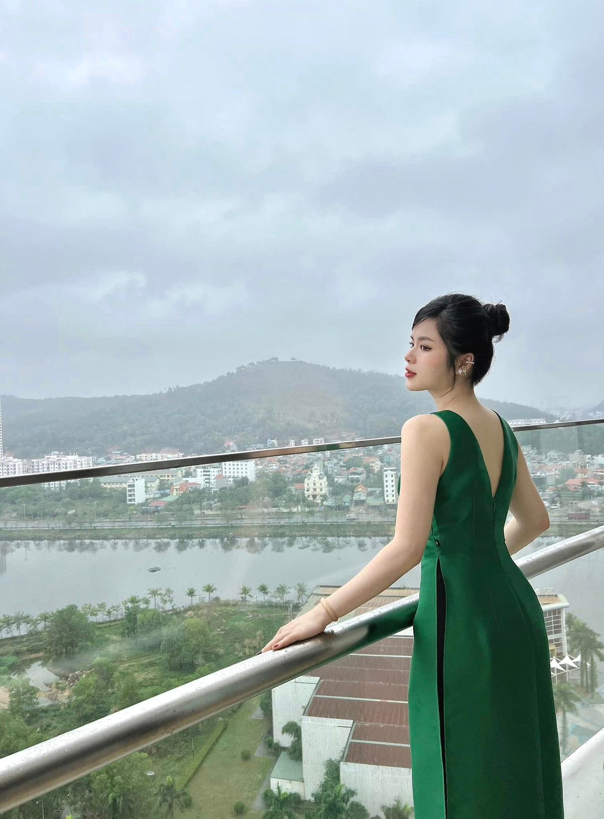 Trên trang cá nhân người đẹp 27 tuổi này khoe nhan sắc xinh đẹp cùng gu thời trang ấn tượng.