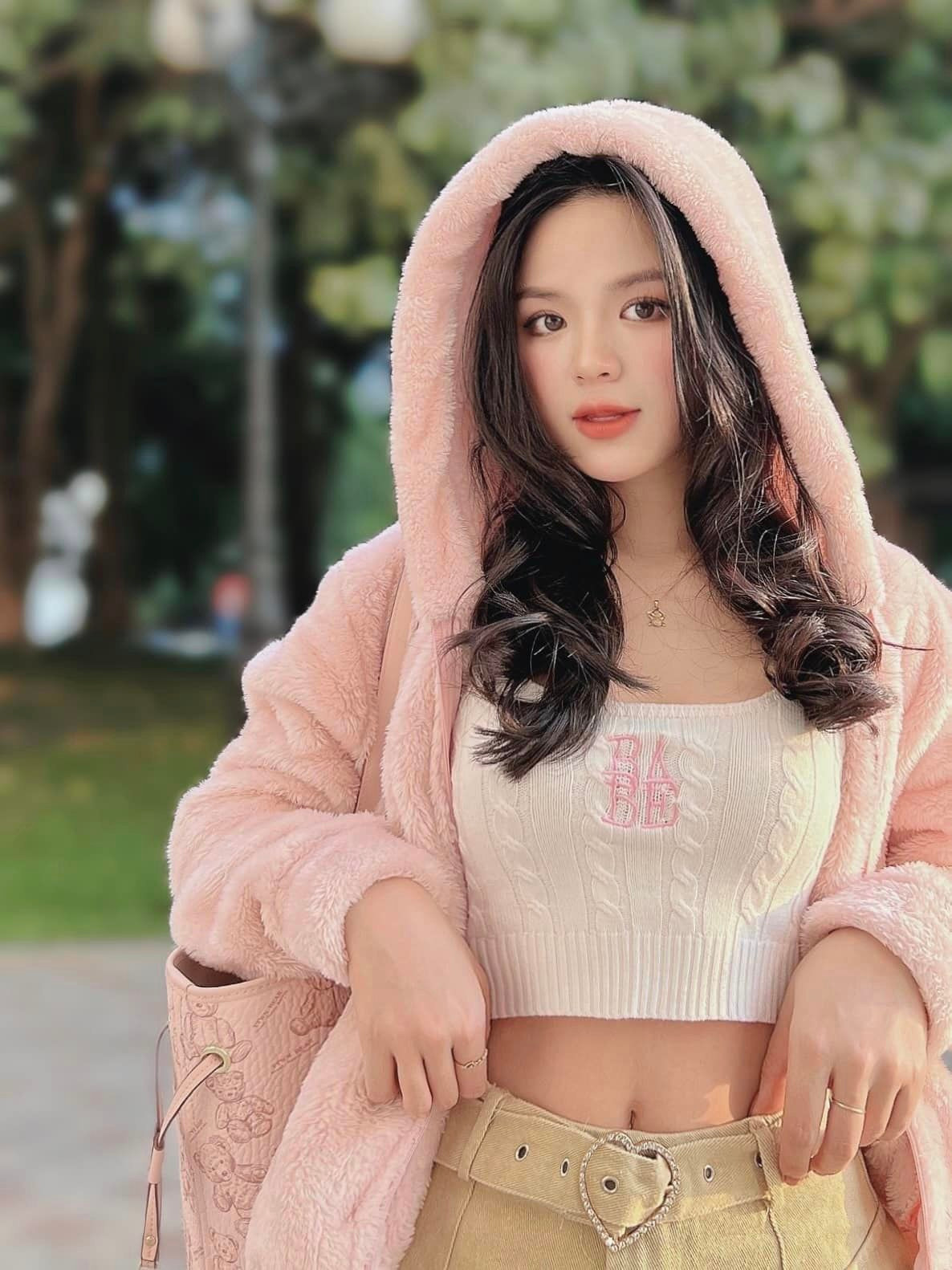 Có thể thấy, dù có chiều cao khiêm tốn nhưng Hà Đan vẫn hết sức nổi bật nhờ biết cách chọn đồ tôn dáng.