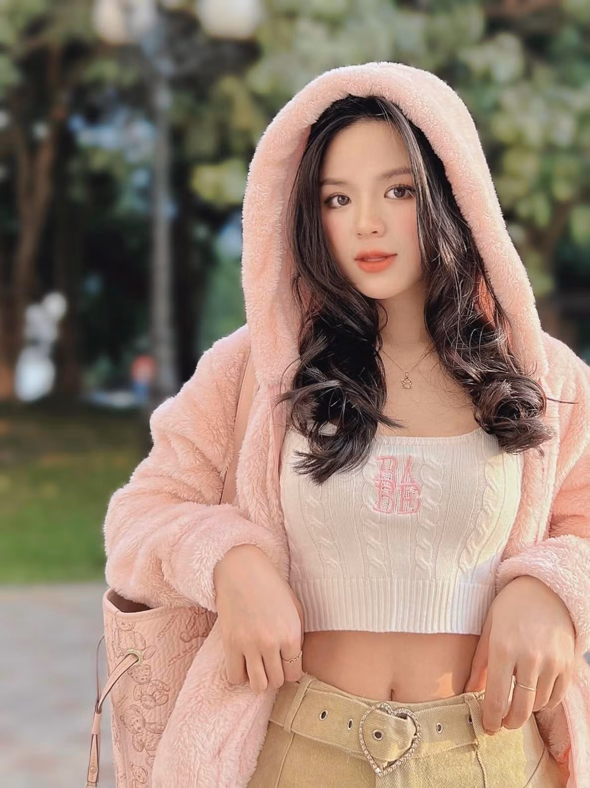 Có thể thấy, dù có chiều cao khiêm tốn nhưng Hà Đan vẫn hết sức nổi bật nhờ biết cách chọn đồ tôn dáng.