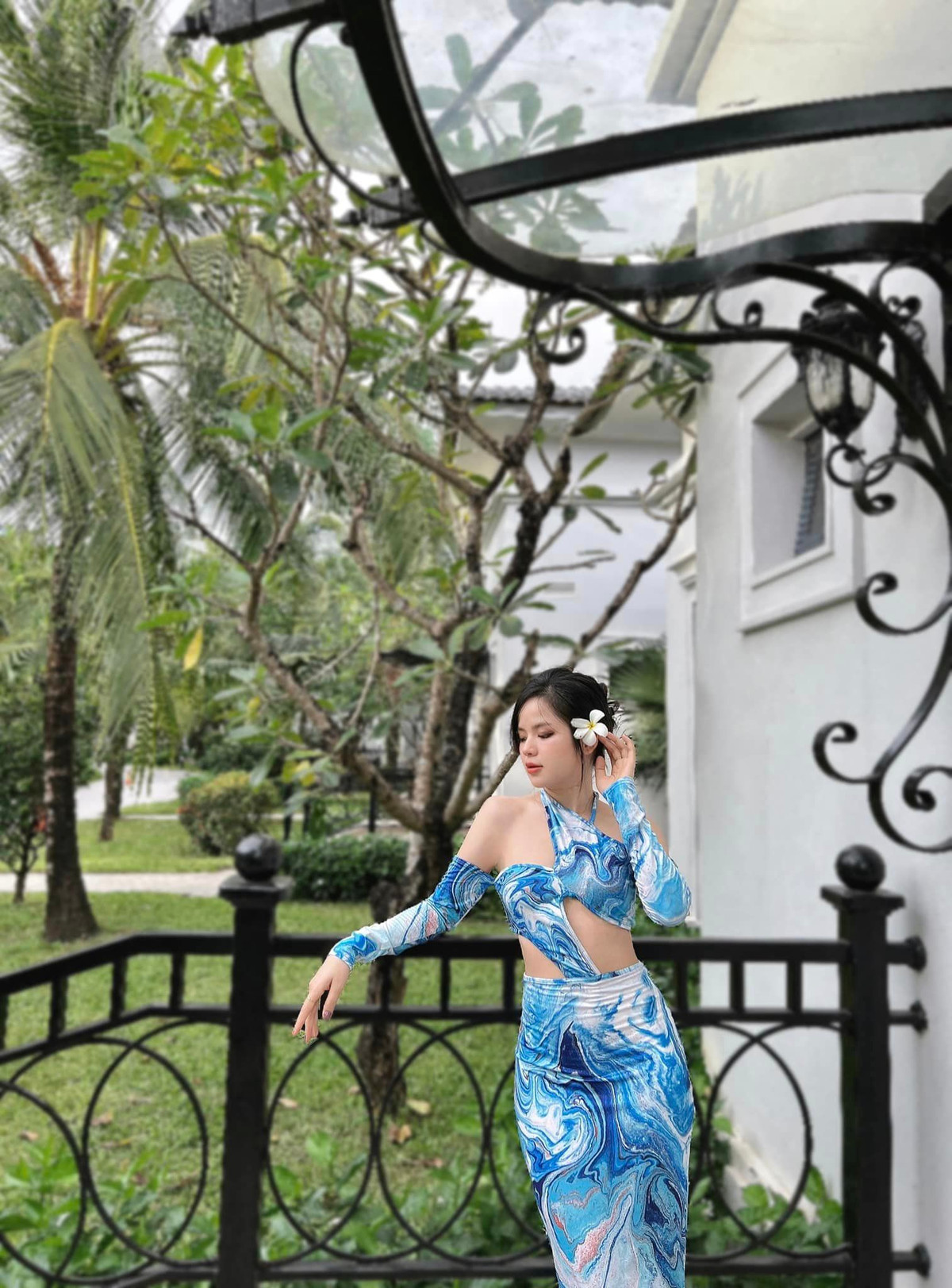 Thậm chí cô còn được ví như một fashionista thực thụ khi luôn biết cách mix&amp;match ấn tượng, đa dạng hoá style để tránh nhàm chán.