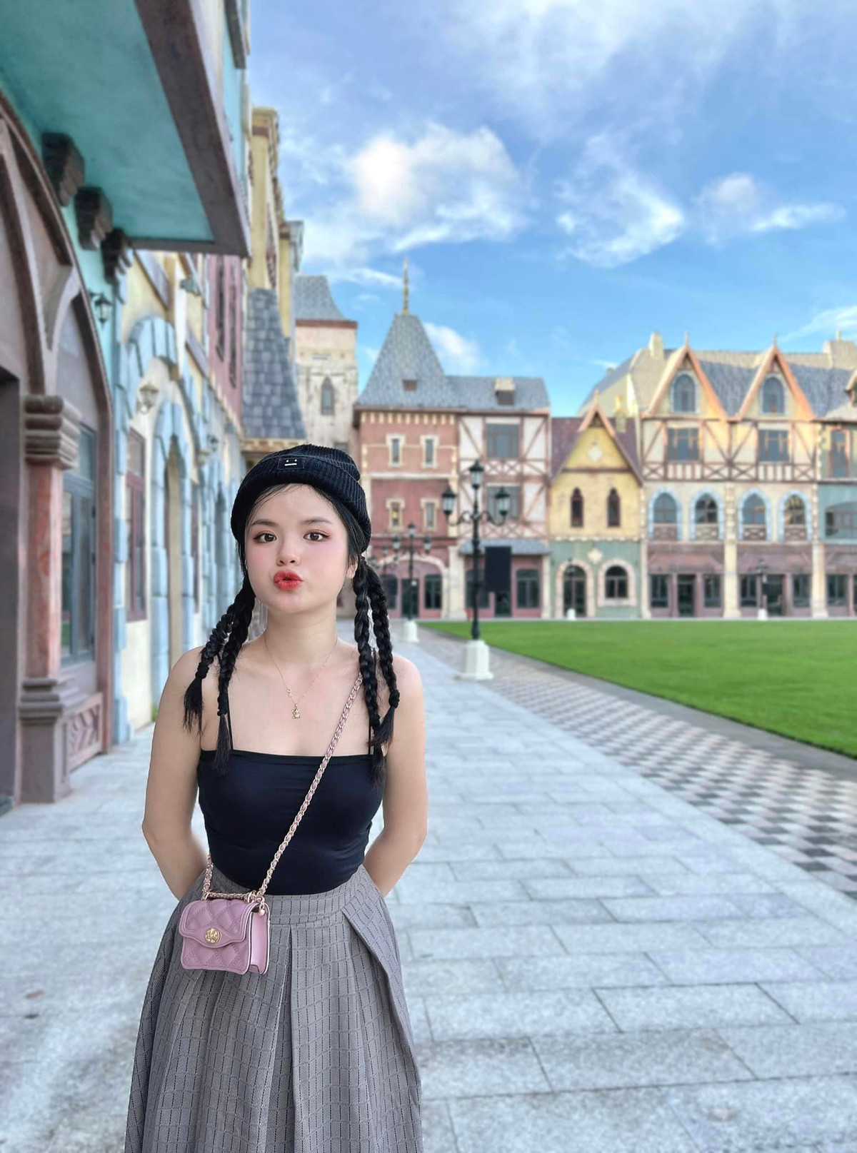 Hơn thế, nhờ biết cách “tiết chế” nhược điểm hình thể nên nhiều người khó nhận ra Hà Đan chỉ cao “3 mét bẻ đôi” mỗi khi lên đồ.