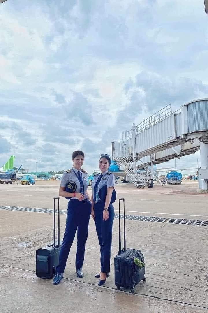 Mới đây nhất, ai cũng phải trầm trồ với hình ảnh nữ cơ trưởng Huỳnh Lý Đông Phương và nữ cơ phó Hoàng Thị Mỹ Phụng tạo dáng cùng nhau tại sân bay.