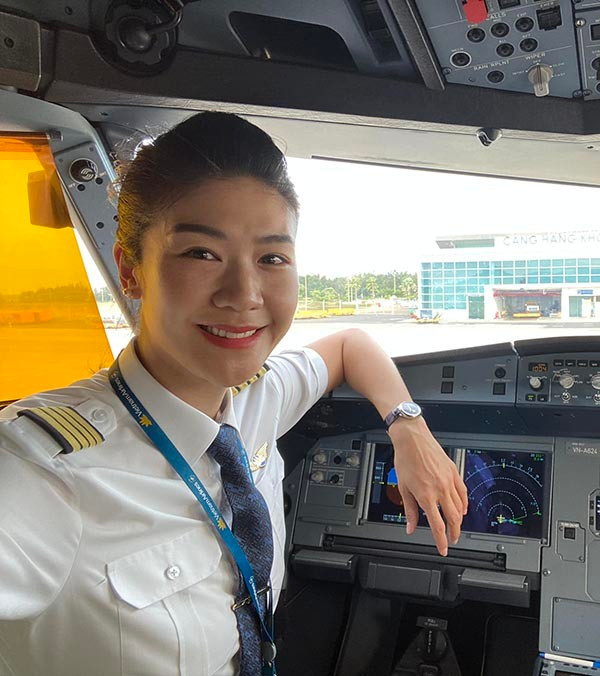 Vì thương ba, Đông Phương đã chọn học ngành này nhưng càng học cô càng nhận thấy bản thân không hề yêu thích. Trái lại, cô lại rất đam mê được theo đuổi nghề phi công để được bay lượn trên bầu trời.