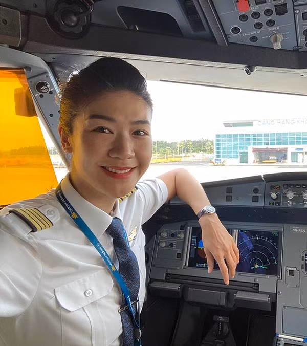 Vì thương ba, Đông Phương đã chọn học ngành này nhưng càng học cô càng nhận thấy bản thân không hề yêu thích. Trái lại, cô lại rất đam mê được theo đuổi nghề phi công để được bay lượn trên bầu trời.