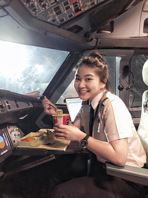 Vào năm 2016, Mỹ Phụng về nước và trở thành đồng đội với nữ cơ trưởng xinh đẹp Huỳnh Lý Đông Phương.