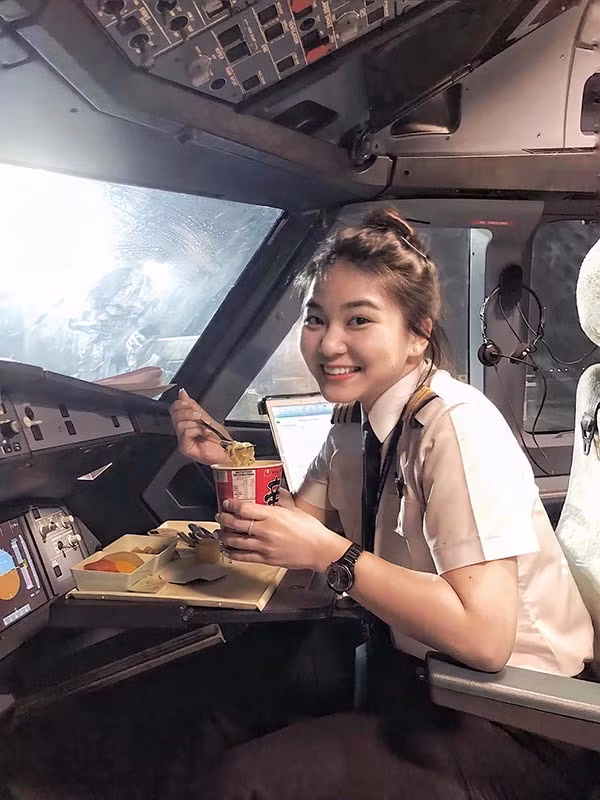 Vào năm 2016, Mỹ Phụng về nước và trở thành đồng đội với nữ cơ trưởng xinh đẹp Huỳnh Lý Đông Phương.