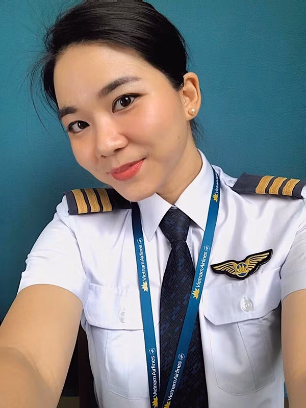 Nữ cơ phó xinh đẹp Phạm Hoàng Mỹ Phụng cũng được gây ấn tượng không kém nữ cơ trưởng Huỳnh Lý Đông Phương. Thông tin trên báo Giao thông cho hay, cô quyết định đến với nghề đặc biệt này chỉ vì một câu nói bất ngờ của bố: "Sao con không làm phi công nhỉ?".