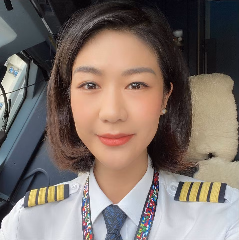 Là một trong những nữ cơ trưởng đầu tiên của Việt Nam, Huỳnh Lý Đông Phương gây ấn tượng với nhan sắc xinh đẹp và sự giỏi giang. Tuy nhiên, ít ai biết rằng ban đầu cô không có ý định theo nghề phi công vì khi khi cha cô đột ngột ra đi đã để lại ước nguyện mong cô theo đuổi ngành kinh tế.