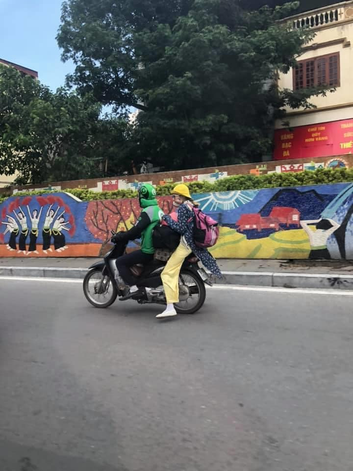 C.V chia sẻ: "Hành trình xuyên Việt chưa có hồi kết", kèm theo hình ảnh Bella đang ngồi sau xe máy của một tài xế xe ôm công nghệ.