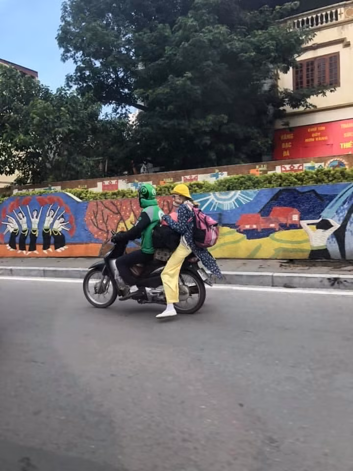 C.V chia sẻ: "Hành trình xuyên Việt chưa có hồi kết", kèm theo hình ảnh Bella đang ngồi sau xe máy của một tài xế xe ôm công nghệ.