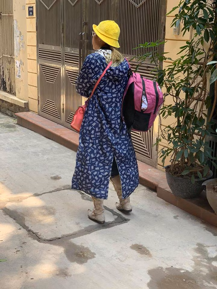 "Sao chạy xe bằng ứng dụng mà lại không lên mạng tìm hiểu tình hình nhỉ, gặp Bella thì xác định đi làm không công rồi" hay "Đúng là tuổi trẻ chưa trải sự đời, chia buồn với bạn khi gặp vị khách mà không ai muốn đón". Là những bình luận dân mạng để lại dưới ảnh của Bella xuất hiện tại Hà Nội.