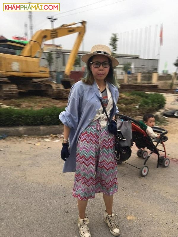 Dù đồ đạc mang theo vẫn lỉnh kỉnh chẳng kém nhưng hot girl chuyên quỵt tiền này đã thay giày mới màu trắng tinh, mặc quần vải khá thoải mái.