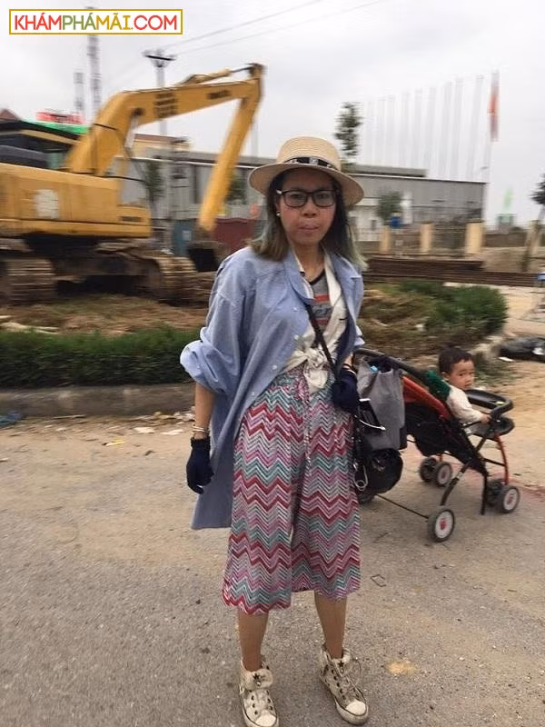 Dù đồ đạc mang theo vẫn lỉnh kỉnh chẳng kém nhưng hot girl chuyên quỵt tiền này đã thay giày mới màu trắng tinh, mặc quần vải khá thoải mái.