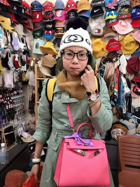 Sau khi sinh con, Bella tiếp tục có những hành động gây tranh cãi như bế con nhỏ đi lang thang, phả khói thuốc vào mặt đứa trẻ,... Gia đình sau đó đã phải đưa cô vào bệnh viện tâm thần để điều trị. Ra viện, Bella tiếp tục bỏ nhà, đưa con đi lang thang nhiều tỉnh thành.