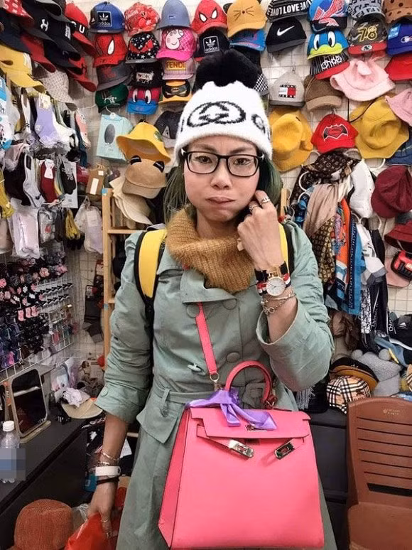 Sau khi sinh con, Bella tiếp tục có những hành động gây tranh cãi như bế con nhỏ đi lang thang, phả khói thuốc vào mặt đứa trẻ,... Gia đình sau đó đã phải đưa cô vào bệnh viện tâm thần để điều trị. Ra viện, Bella tiếp tục bỏ nhà, đưa con đi lang thang nhiều tỉnh thành.