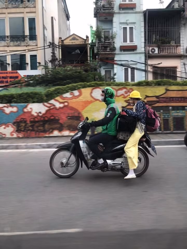 Đầu tháng 7, hình ảnh "hot girl ăn quỵt" xuất hiện ở Đông Triều (Quảng Ninh) đã gây chú ý. Nhưng mới đây, một dân mạng có nickname C.V lại đăng tải bức ảnh anh phát hiện ra cô Bella có mặt trên một tuyến phố ở Hà Nội.