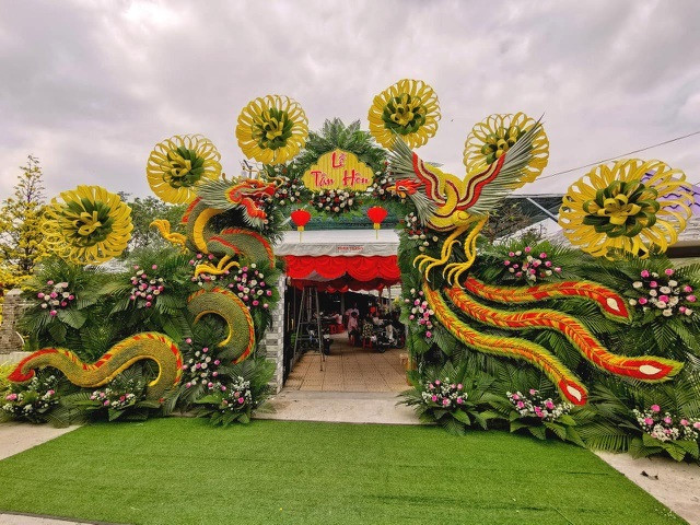 Trên trang cá nhân của mình, anh Tâm đăng tải hình ảnh khoe thành quả chiếc cổng cưới cao gần 4 mét, kết từ 5 buồng cau, 10kg ớt đỏ, 14kg đậu bắp.