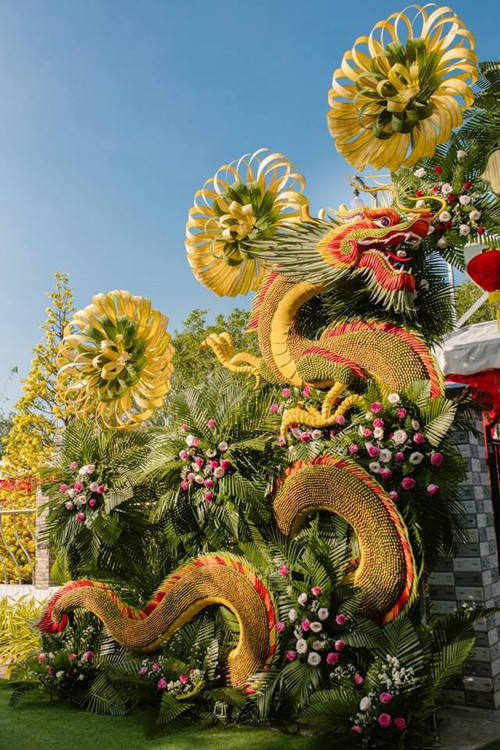 Cũng theo anh Tâm cho biết, những mẫu cổng cưới bên anh thi công được làm bởi 5 người trong vòng 2 ngày và có giá sản phẩm là 20 triệu đồng.