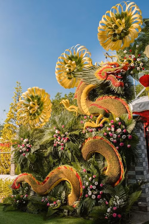 Cũng theo anh Tâm cho biết, những mẫu cổng cưới bên anh thi công được làm bởi 5 người trong vòng 2 ngày và có giá sản phẩm là 20 triệu đồng.