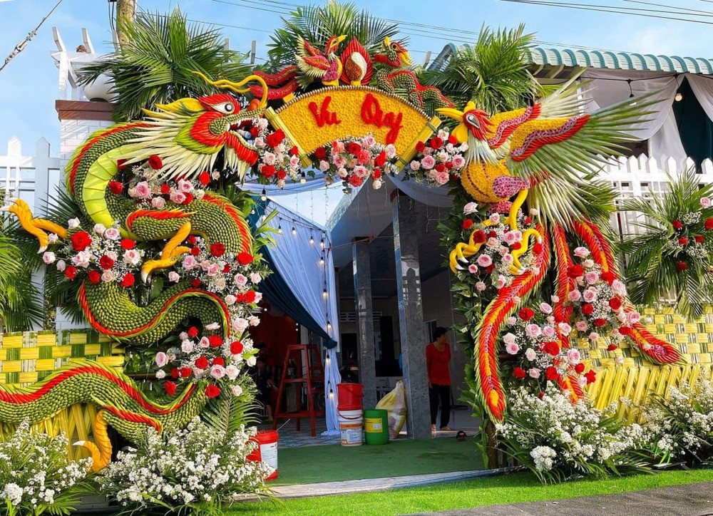  Đám cưới là một sự kiện vô cùng quan trọng nên các gia đình thường rất để ý đế khâu trang trí sao cho vừa đặc biệt, vừa hoành tráng, nhất là khu vực cổng cưới được dùng làm background chụp ảnh.