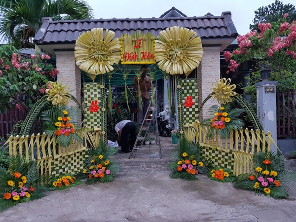 Có thể nói, cổng cưới chính là một trong những thứ tạo điểm nhấn đầu tiên, thu hút sự chú ý của khách đến dự tiệc cưới.