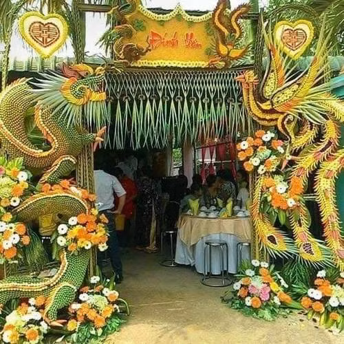 Trước đó trên mạng xã hội cũng lan truyền hình ảnh một gia đình đang dựng cổng cười từ thanh long, chuối khiến dân tình ngạc nhiên.