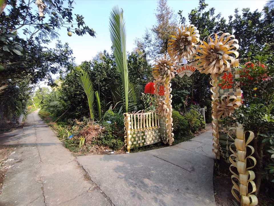 Nhiều ý kiến nhận xét vui rằng có lẽ vì muốn giải cứu nông sản nên gia chủ mới nghĩ đến việc làm cổng cưới như thế này.