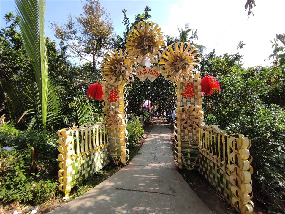 Ở phía bên cạnh, những người chuẩn bị còn dùng rất nhiều loại rau, củ, quả để kết thành hình trái tim vô cùng sáng tạo.