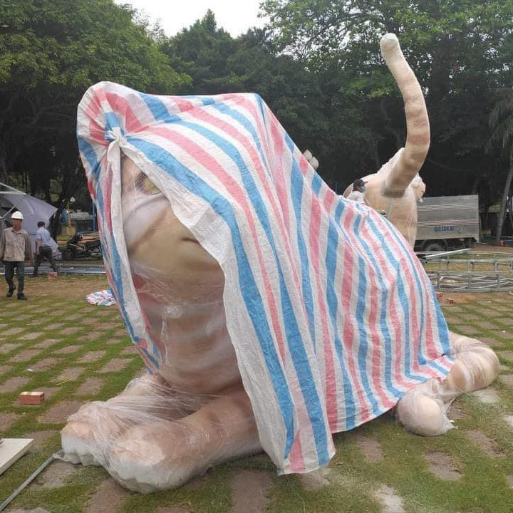 Để chào đón năm Quý Mão, Vũng Tàu đã bắt đầu trưng bày linh vật là chú mèo có kích thước khá lớn. Hiện tại, linh vật này đang trong quá trình lắp đặt, thợ sửa dở dang vẫn chưa xong hoàn toàn.