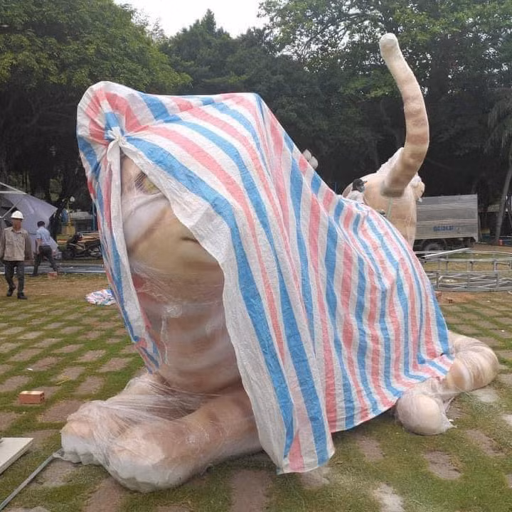 Để chào đón năm Quý Mão, Vũng Tàu đã bắt đầu trưng bày linh vật là chú mèo có kích thước khá lớn. Hiện tại, linh vật này đang trong quá trình lắp đặt, thợ sửa dở dang vẫn chưa xong hoàn toàn.