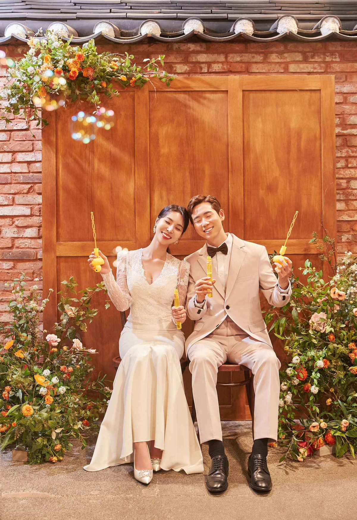 Dù mang tiếng là người chủ động, nhưng khi xem clip ai cũng thấy Robin dành sự quan tâm đặc biệt, săn sóc và giúp đỡ Hương Nổi trong cuộc sống. Sau hơn 1 năm cưa cẩm, cuối cùng cả hai cũng chính thức công khai đang quen nhau.