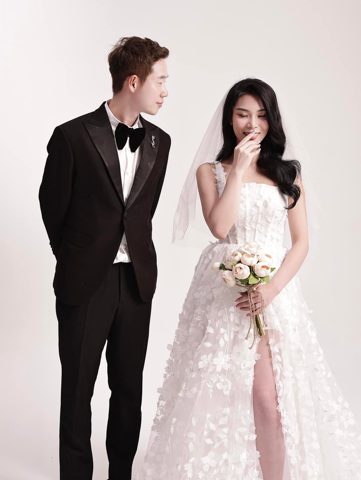 Sau đó, Robin trở thành thầy dạy tiếng Hàn cho Hương Nổi, cặp đôi còn sống ở đối diện nhà nhau. Chính vì sự trùng hợp này và vì quá mê visual của "anh hàng xóm" nên Hương Nổi quyết định theo đuổi.