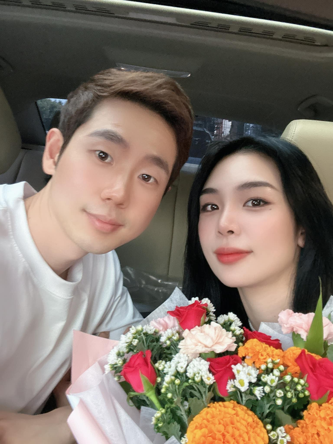 Thông tin xoay quanh vụ lùm xùm đời tư của hot TikToker kênh Chị Nổi (Hương Nổi) có 1,2 triệu followers (tên thật là Lan Hương, sinh năm 1993, Hải Phòng) trong khi chồng mới cưới của cô là Robin Shin (SN 1992, Hàn Quốc) chủ kênh có hơn 448.000 followers.