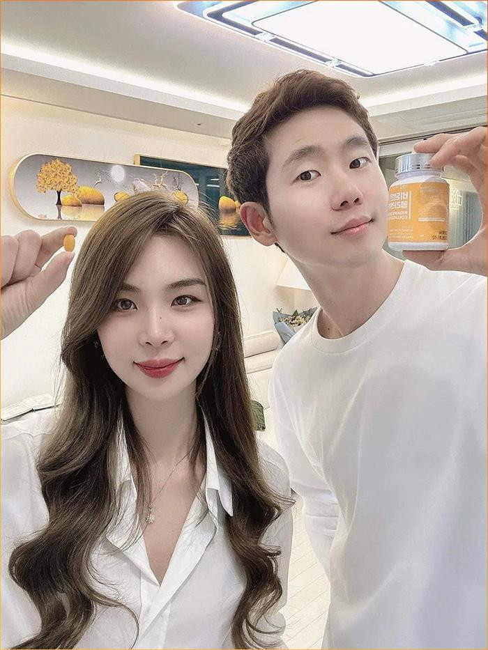 Trong đó nổi nhất là clip Robin bất ngờ về thăm nhà Hương Nổi ở Hải Phòng thu hút gần 15 triệu views.