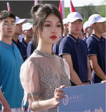 Giây phút khi nữ sinh vô tình ngước mắt lên nhìn vào ống kính càng khiến dân mạng ngẩn ngơ bởi nhan sắc cực phẩm của cô.