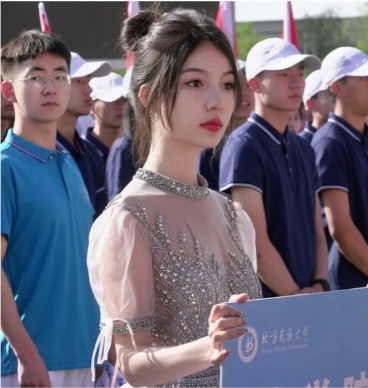 Từ gương mặt khả ái đến nước da trắng, từ đôi chân dài đến những động tác duyên dáng, cộng thêm cả chiếc váy xẻ tà màu đỏ rực rỡ nữ tính, không hề ngoa khi nói cô đã làm sáng bừng cả góc sân.