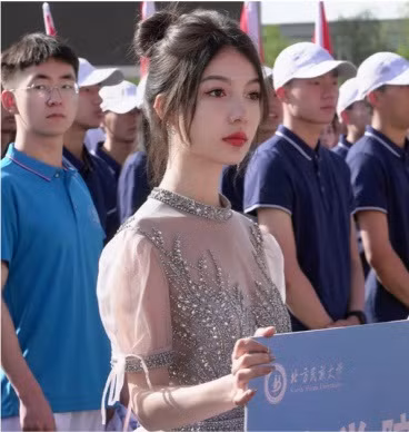 Từ gương mặt khả ái đến nước da trắng, từ đôi chân dài đến những động tác duyên dáng, cộng thêm cả chiếc váy xẻ tà màu đỏ rực rỡ nữ tính, không hề ngoa khi nói cô đã làm sáng bừng cả góc sân.