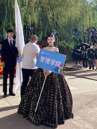 Dù có tồn tại những bình luận không hay như vậy nhưng phần lớn cư dân mạng vẫn cho rằng đây là hình dáng tự tin nên có của những cô nàng đôi mươi, dám thể hiện phong cách và vẻ đẹp riêng của mình đến từ những cô gái cầm biển tên.