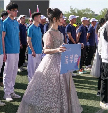 Trong khoảnh khắc bị quay lén và tung lên MXH, nữ sinh này gây ấn tượng với vóc dáng và nhan sắc hết sức nổi bật.