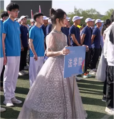 Trong khoảnh khắc bị quay lén và tung lên MXH, nữ sinh này gây ấn tượng với vóc dáng và nhan sắc hết sức nổi bật.