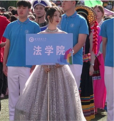 Nữ sinh bất ngờ nổi tiếng nhờ cầm biển ở hội thao của trường Nu sinh bat ngo noi tieng nho cam bien o hoi thao cua truong